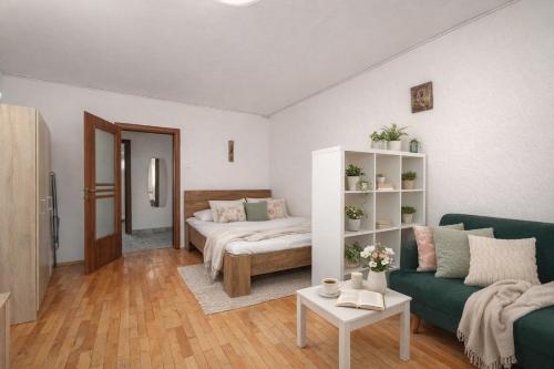 Inviting Studio on Decebal Boulevard in Bucharest 2