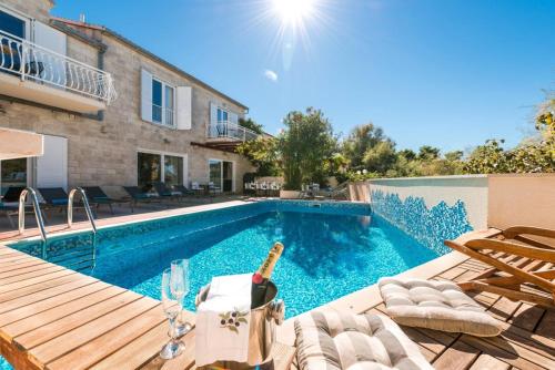 Luxury Beachfront Villa Casa Mare with private heated pool and gym right at the beach in Mirca - Brac - Accommodation - Supetar
