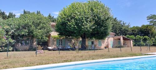 Maison Provençale au cœur des champs avec piscine (Maison Provencale au cœur des champs avec piscine) in Saint-Gervais-sur-Roubion