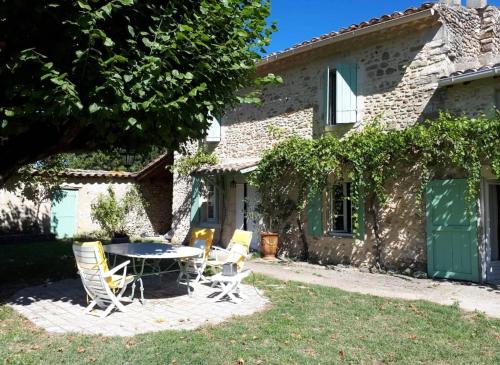 Maison Provençale au cœur des champs avec piscine (Maison Provencale au cœur des champs avec piscine) in Saint-Gervais-sur-Roubion