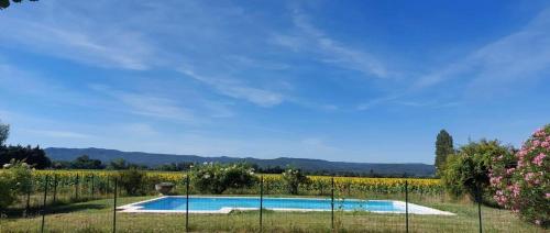Maison Provençale au cœur des champs avec piscine (Maison Provencale au cœur des champs avec piscine) in Saint-Gervais-sur-Roubion