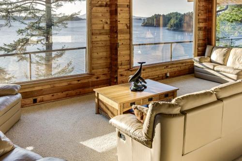 Hot Tub and Whale Watching! Scenic Sitka Escape in 矽地卡