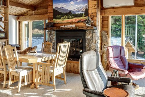 Hot Tub and Whale Watching! Scenic Sitka Escape in 矽地卡