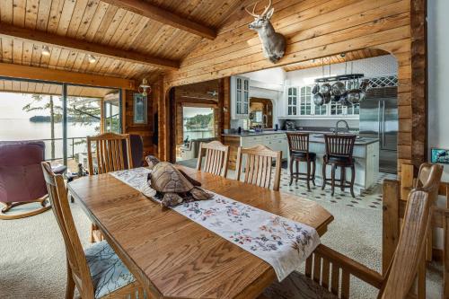 Hot Tub and Whale Watching! Scenic Sitka Escape in 矽地卡