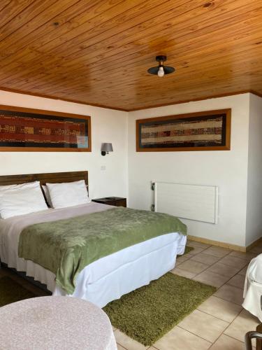 1 queen bed, 1 twin bed