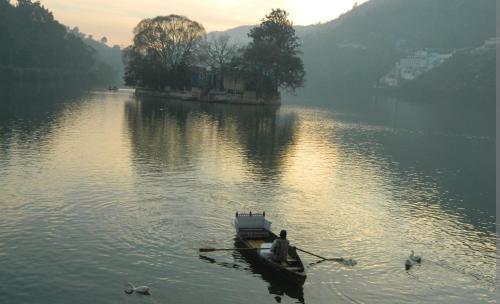 Lakeside 7 by lake & woods in Nainital