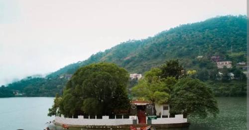 Lakeside 7 by lake & woods in Nainital