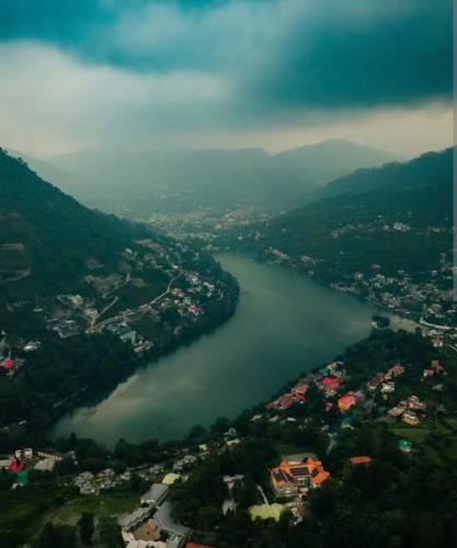 Lakeside 7 by lake & woods in Nainital