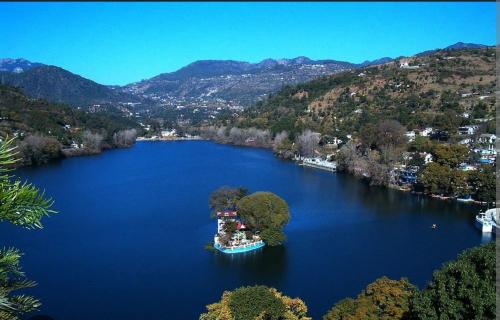 Lakeside 7 by lake & woods in Nainital