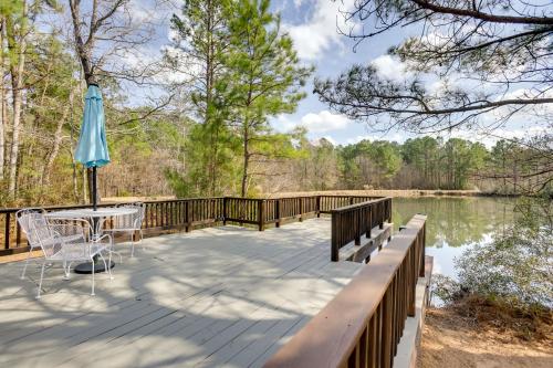 Walk to Fishing Pond! Wooded Montgomery Retreat in Magnolia (TX)