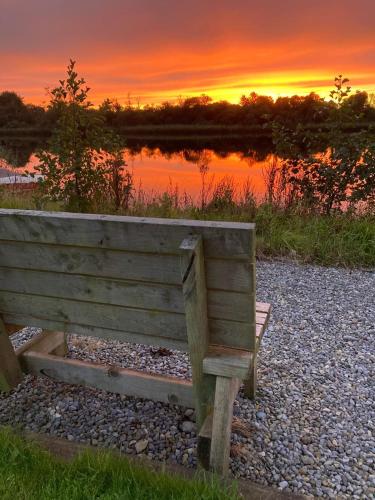 View, Quiet Riverside Stopover by the Shannon, Perfect for Work Stays and Weekend Breaks in Rooskey