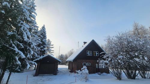 . Mökki ison vesistön rannalla