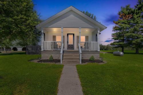 . The Oasis Country 3 BR Farmhouse