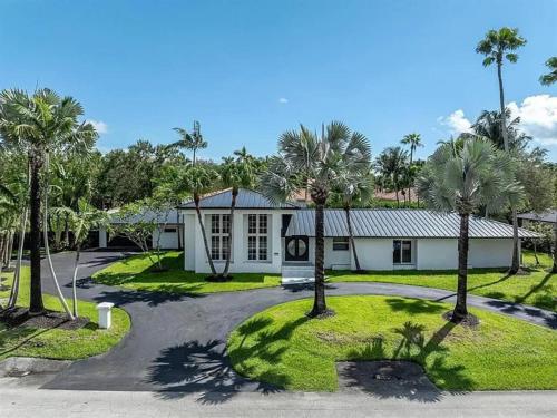 Spacious Getaway with Pool in Palmetto Bay (FL)