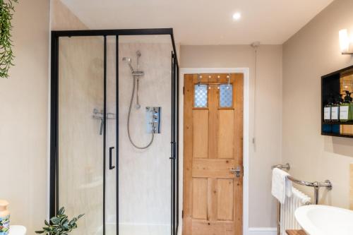 Charming Victorian Townhouse by the Cotswolds - image 5