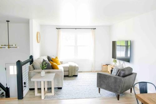The Southview Home Newly Renovated Hot Tub Game Room in Gapa (PA)