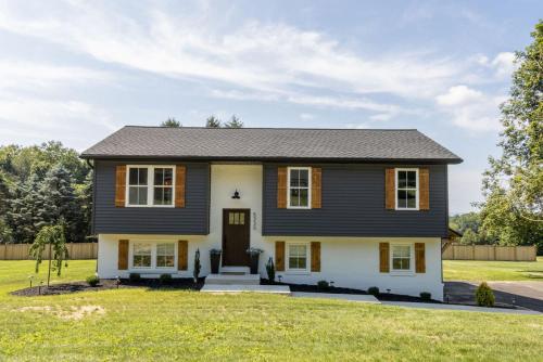 The Southview Home Newly Renovated Hot Tub Game Room in Gapa (PA)