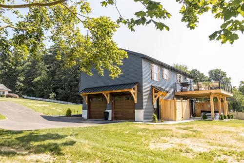 The Southview Home Newly Renovated Hot Tub Game Room in Gapa (PA)