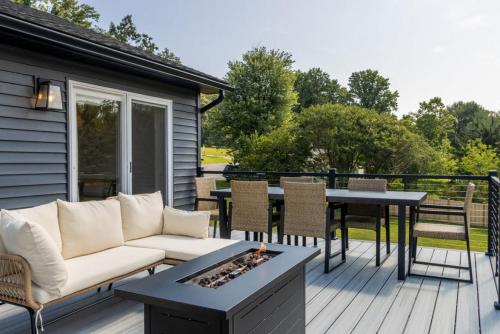 The Southview Home Newly Renovated Hot Tub Game Room in Gapa (PA)
