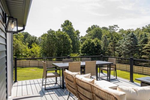 The Southview Home Newly Renovated Hot Tub Game Room in Gapa (PA)