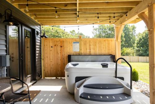 The Southview Home Newly Renovated Hot Tub Game Room in Gapa (PA)
