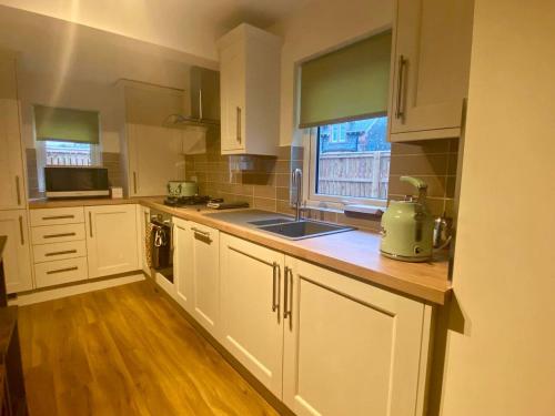 廚房, Elliott Cottage Your Retreat in Heart of Peebles in 皮布爾斯