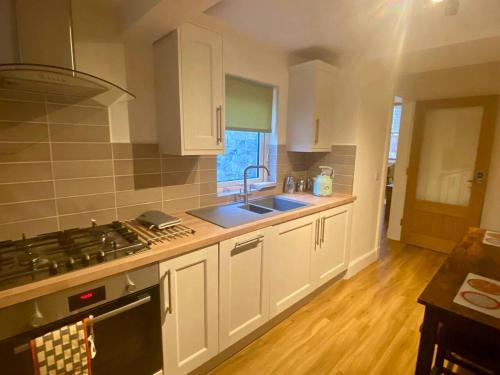 廚房, Elliott Cottage Your Retreat in Heart of Peebles in 皮布爾斯
