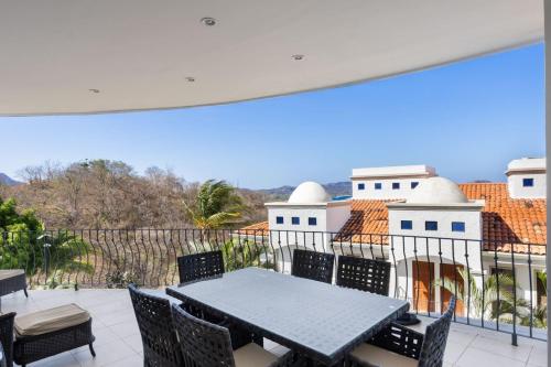 Terraza/balcón, 2BR, Luxury Escape with Pool, Balcony and Views in Playa Flamingo