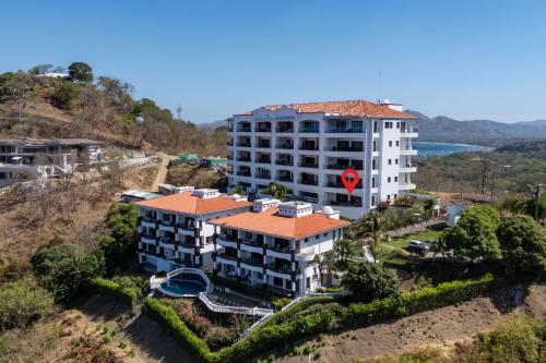 Vista exterior, 2BR, Luxury Escape with Pool, Balcony and Views in Playa Flamingo