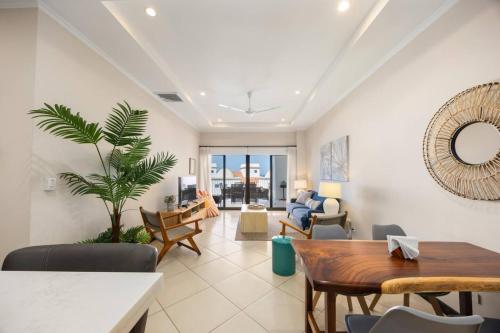 2BR, Luxury Escape with Pool, Balcony and Views in Playa Flamingo