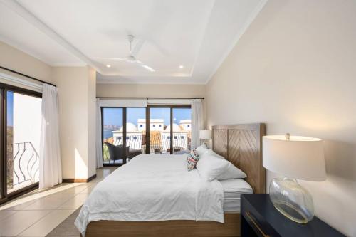 2BR, Luxury Escape with Pool, Balcony and Views in Playa Flamingo