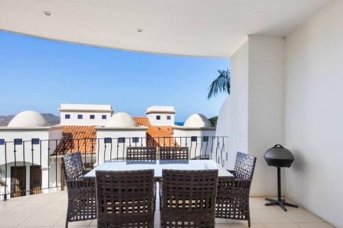 2BR, Luxury Escape with Pool, Balcony and Views in Playa Flamingo