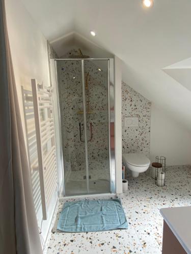 Charmant studio neuf sous les toits in มงบาซง