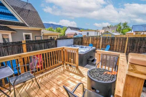 The Vibrant Victorian Hot Tub & Fire Pit in OCC in Colorado Springs, USA
