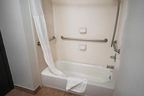 Clarion Hotel Broken Arrow - Tulsa - image 36