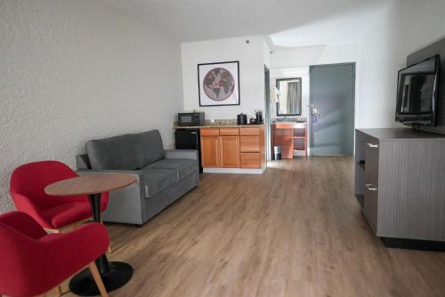 Clarion Hotel Broken Arrow - Tulsa - image 35