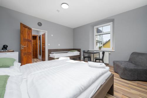 1 queen bed, 1 twin bed