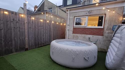 Triplex Hot Tub House with Private Garden