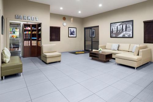 大堂, 聖克雷爾斯維爾 - 惠靈Wv區速8酒店 (Super 8 By Wyndham St. Clairsville Oh/Wheeling Wv Area) in 聖克萊爾斯維爾