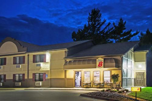 Super 8 by Wyndham Pella - image 15