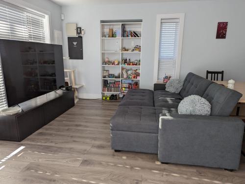 Newly built 2 bed duplex, 2 baths, AC in East Van – khách sạn tại Kensington-Cedar Cottage