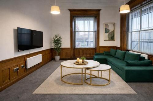 Közös társalgó / TV, Stylish Two-Storey Apartment Rochdale in Rochdale