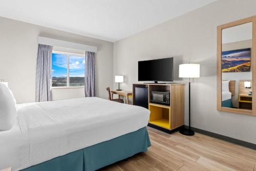 Days Inn & Suites by Wyndham Castle Rock - image 42
