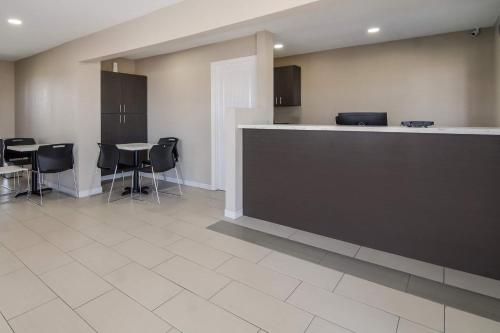 Photo - Super 8 by Wyndham Waco North I-35