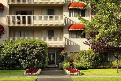 外観, Royal Scot Hotel & Suites, Trademark Collection by Wyndham in ビクトリア（BC）