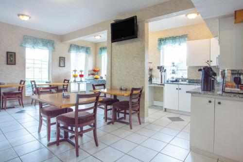 Food and beverages, Ramada by Wyndham 100 Mile House in 100 Mile House (BC)