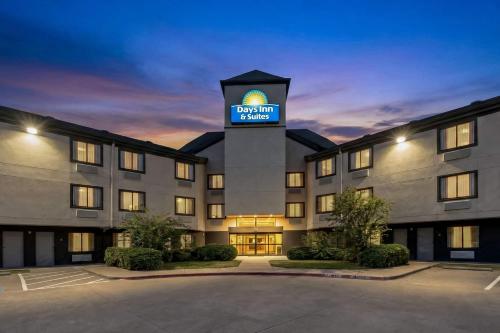 Days Inn & Suites by Wyndham DeSoto - image 44