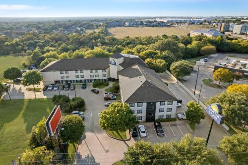 Days Inn & Suites by Wyndham DeSoto - image 37