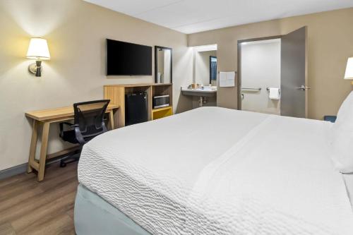Days Inn & Suites by Wyndham DeSoto - image 39