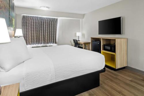 Days Inn & Suites by Wyndham DeSoto - image 21